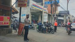 Aipda Yogi Laksanakan Pengaturan Lalu Lintas Demi Kelancaran Arus Kendaraan di Pameungpeuk 