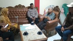 Sambangi Warga Binaan : Bhabinkamtibmas Desa Cibeunying Polsek Cimenyan Titipkan Himabaun Kamtibmas