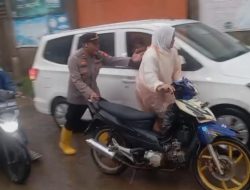 Dengan Sigap! Kapolsek Ibun Iptu Deny Fourtjahjanto Membantu Mendorong Motor Yang Mogok Akibat Banjir