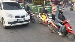Kapolsek Baleendah Pimpin Pengaturan Lalu Lintas Pasca Banjir di Simpang Siliwangi
