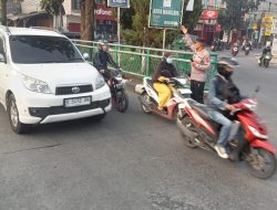 Kapolsek Baleendah Pimpin Pengaturan Lalu Lintas Pasca Banjir di Simpang Siliwangi