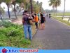 Pemdes Cibenda Turun Tangan Bersihkan Jalan Kabupaten, Tebar Semangat Jumat Bersih