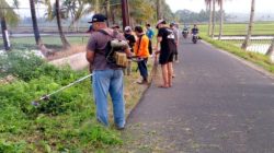 Pemdes Cibenda Turun Tangan Bersihkan Jalan Kabupaten, Tebar Semangat Jumat Bersih