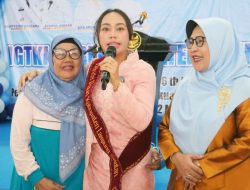 Bikin Haru! Guru TK Usia 74 Tahun Ini Mendadak Dapat Hadiah Istimewa dari Istri Bupati Lampung Selatan