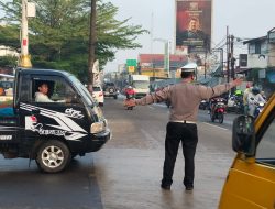 Wujudkan Pelayanan Polri Untuk Masyarakat : Anggota Unit Lantas Polsek Ciparay Polresta Bandung Terus Laksanakan Pengaturan Lalin pagi hari