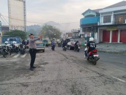 Personil Polsek Cileunyi Intensifkan Gatur Pagi di Pasar Sehat, Bripka Andri Nugraha Bantu Urai Kepadatan Lalu Lintas