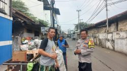 Kunjungi Pemukiman Warga : Bhabinkamtibmas Desa Sukamanah Polsek Paseh Sampaikan Himbauan Kamtibmas