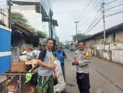Kunjungi Pemukiman Warga : Bhabinkamtibmas Desa Sukamanah Polsek Paseh Sampaikan Himbauan Kamtibmas