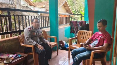 Rutin sambang Door to Door, Bhabinkamtibmas Desa Melatiwangi Ngobrol Santai Bareng Warga Bahas Keamanan Lingkungan