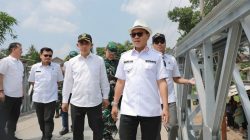 Bupati Bandung Tinjau Jembatan Bailey Radug, KDS: Sudah Bisa Dilewati Kendaraan Roda Empat dan Dua 