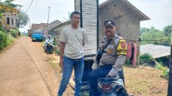 Datangi Warga Masyarakat : Bhabinkamtibmas Polsek Pacet Sampaikan Pesan dan Himbauan Kamtibmas