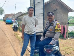 Datangi Warga Masyarakat : Bhabinkamtibmas Polsek Pacet Sampaikan Pesan dan Himbauan Kamtibmas
