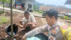 Saat Sambangi Pembagian MBG : Brigadir Yoga Hardiyanto S.H CPHR Bhabinkamtibmas Desa Cinanggela Selalu Sampaikan Pesan Kamtibmas