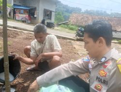 Saat Sambangi Pembagian MBG : Brigadir Yoga Hardiyanto S.H CPHR Bhabinkamtibmas Desa Cinanggela Selalu Sampaikan Pesan Kamtibmas