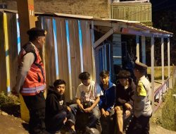 Jamin Kondusifitas Waktu Malam : Anggota Unit Samapta Polsek Cimenyan Polresta Bandung Gencarkan Kegiatan Patroli 