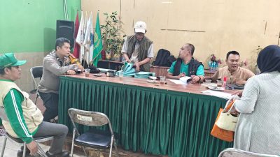 Bhabinkamtibmas Desa Cinunuk Sambangi Balai Desa, Serap Aspirasi dan Pantau Pelayanan Warga