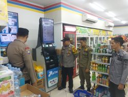 Pastikan Keamanan Area Minimarket, Anggota Polsek Ibun Polresta Bandung Gelar Patroli Malam