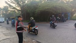 Polsek Rancaekek Laksanakan Gatur Pagi, Pastikan Arus Lalu Lintas Tetap Lancar di Perlintasan KA
