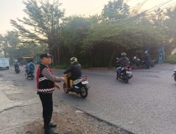 Polsek Rancaekek Laksanakan Gatur Pagi, Pastikan Arus Lalu Lintas Tetap Lancar di Perlintasan KA