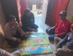 Jaga Keamanan Kamtibmas : Anggota Bhabinkamtibmas Polsek Paseh Polresta Bandung Sambangi Warga Desa Binaan