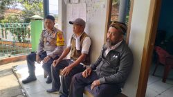 Saat Libur Panjang : Bhabinkamtibmas Polsek Paseh Sambangi Pemukiman Warga Desa Binaan