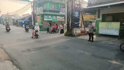 Cegah Penumpukan Kendaraan Saat Hari Libur Panjang : Anggota Unit Lantas Polsek Solokanjeruk Laksanakan Yanmas