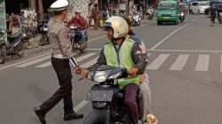 Unit Lantas Polsek Soreang Laksanakan Pengaturan Lalu Lintas di Depan Pasar Soreang untuk Antisipasi Kepadatan dan Menciptakan Kelancaran Aktivitas Masyarakat