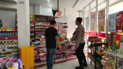 Titipkan Pesan Kamtibmas : Anggota Piket Fungsi Polsek Paseh Datangi Area Perbelanjaan/ Minimarket