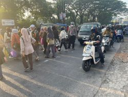 Personel Unit Lantas Polsek Dayeuhkolot Laksanakan Pelayanan Gatur Pagi Saat Libur Akhir Pekan