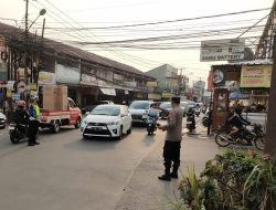 POLSEK MARGAHAYU LAKSANAKAN GATUR SIANG DEMI KELANCARAN ARUS LALU LINTAS