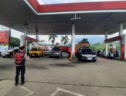 Cegah Kemacetan di Jalur Utama, Polsek Cimaung Gencarkan Pengaturan Lalin di Area SPBU Cikalong