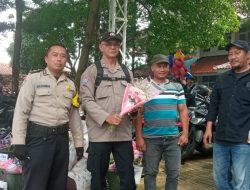 Berbincang Santai Dengan Warga, Bhabinkamtibmas Polsek Baleendah Sosialisasi Layanan 110