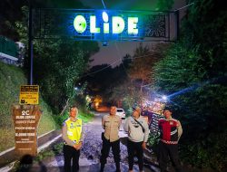 Gelar Patroli SWT (Stop, Walk, Talk) Polsek Cimenyan Polresta Bandung Sambangi Wilayah Rawan Kriminalitas