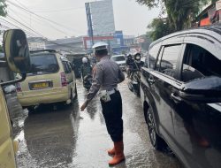 Unit Lantas Polsek Dayeuhkolot Laksanakan Gatur Pagi di Lokasi Genangan Air