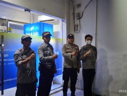 Anggota Piket Fungsi Polsek Ibun Polresta Bandung Kinjungi Area Obvit Perbankan dan Mesin ATM