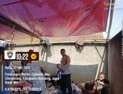 Pantau Pemotongan Hewan Kurban, Bhabinkamtibmas Desa Ciporeat Jalin Kedekatan dengan Warga dan Pastikan Berjalan Lancar