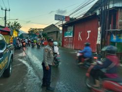 Unit Samapta Polsek Baleendah Lakukan Pengaturan Lalu Lintas Sore di Rancamanyar