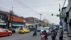 Tetap Siaga Saat Libur Idul Adha, Personel Polsek Bojongsoang Urai Kepadatan di Simpang Ciganitri Cipagalo