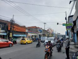 Tetap Siaga Saat Libur Idul Adha, Personel Polsek Bojongsoang Urai Kepadatan di Simpang Ciganitri Cipagalo