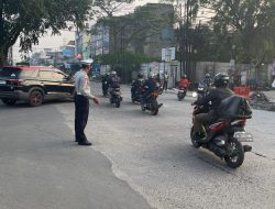 Personel Unit Lantas Polsek Dayeuhkolot Rutin Laksanakan Gatur Pagi, Arus Lalin Terpantau Lancar