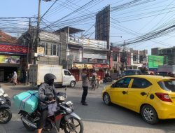 Sambut Libur Panjang, Bhabinkamtibmas Polsek Bojongsoang Bersinergi dengan Satpam Atur Lalu Lintas di Simpang Podomoro Park