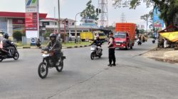 Turun Laksanakan Pengaturan Anggota Polsek Cikancung Jamin Kelancaran Aktivitas Pagi Masyarakat Melalui Gatur Pagi