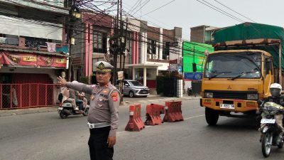 Antisipasi Libur Panjang, Panit Lantas Polsek Bojongsoang Tingkatkan Kesiagaan Pengaturan Lalu Lintas di Simpang Cikoneng
