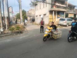 Jamin Kelancaran Akhir Pekan : Anggota Polsek Cikancung Polresta Bandung Hadir Untuk Melaksanakan Pengaturan