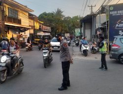 Jamin Kelancaran : Anggota Polsek Solokenajeruk Laksanakan Pengaturan Gatur Di Pertigaan