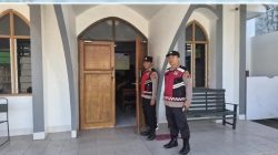 Pelaksanaan Kebaktian di Gereja Kristen Indonesia(GKI) Desa Krimun Kec:Losarang di jaga Personel Polsek Losarang