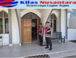 Pelaksanaan Kebaktian di Gereja Kristen Indonesia(GKI) Desa Krimun Kec:Losarang di jaga Personel Polsek Losarang