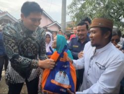 Temui Korban Puting Beliung Bupati Lucky Hakim Berikan Bantuan Sosial