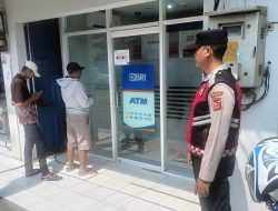 Pastikan Objek Vital Aman, Kanit Samapta Polsek Cangkuang Sambangi Satpam Bank BRI Unit Ciluncat