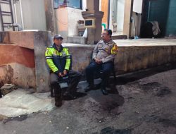 Sambangi Satpam Perumahan, Bhabinkamtibmas Desa Melatiwangi Perkuat Sinergi Jaga Keamanan Lingkungan